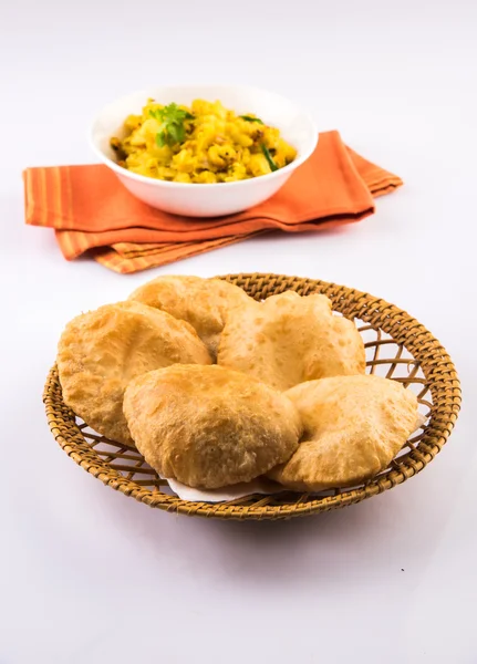 Resep pedas kentang semi kering India juga dikenal sebagai aalu bhaji atau aalu sabji disajikan dengan puri India atau poori — Stok Foto