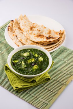 hint ekmek veya roti veya chapati veya naan ile palak paneer