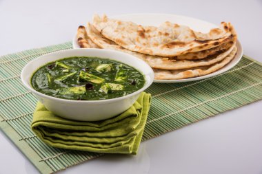 hint ekmek veya roti veya chapati veya naan ile palak paneer