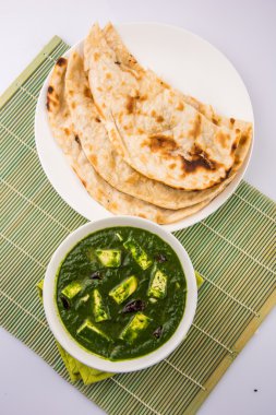 hint ekmek veya roti veya chapati veya naan ile palak paneer