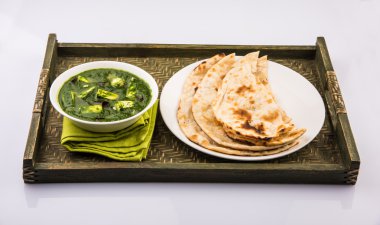 hint ekmek veya roti veya chapati veya naan ile palak paneer