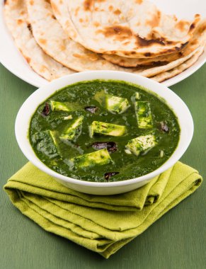 hint ekmek veya roti veya chapati veya naan ile palak paneer