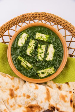 hint ekmek veya roti veya chapati veya naan ile palak paneer