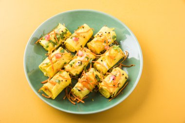 khandvi gram un ve susam ile temperli curds ile yapılan Hindistan'dan bir gujarati çerezim ve hardal olarak da bilinen Surali chya Vadya/dolma Khandvi, seçici odak tohum