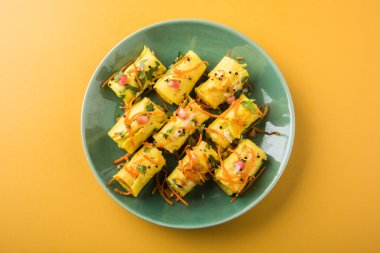 khandvi gram un ve susam ile temperli curds ile yapılan Hindistan'dan bir gujarati çerezim ve hardal olarak da bilinen Surali chya Vadya/dolma Khandvi, seçici odak tohum