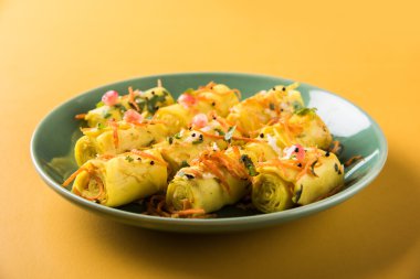 khandvi gram un ve susam ile temperli curds ile yapılan Hindistan'dan bir gujarati çerezim ve hardal olarak da bilinen Surali chya Vadya/dolma Khandvi, seçici odak tohum