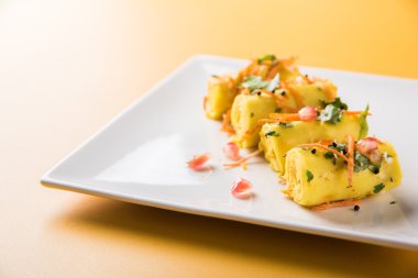 khandvi gram un ve susam ile temperli curds ile yapılan Hindistan'dan bir gujarati çerezim ve hardal olarak da bilinen Surali chya Vadya/dolma Khandvi, seçici odak tohum