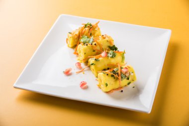 khandvi gram un ve susam ile temperli curds ile yapılan Hindistan'dan bir gujarati çerezim ve hardal olarak da bilinen Surali chya Vadya/dolma Khandvi, seçici odak tohum