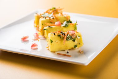 khandvi gram un ve susam ile temperli curds ile yapılan Hindistan'dan bir gujarati çerezim ve hardal olarak da bilinen Surali chya Vadya/dolma Khandvi, seçici odak tohum