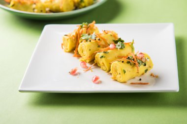 khandvi gram un ve susam ile temperli curds ile yapılan Hindistan'dan bir gujarati çerezim ve hardal olarak da bilinen Surali chya Vadya/dolma Khandvi, seçici odak tohum