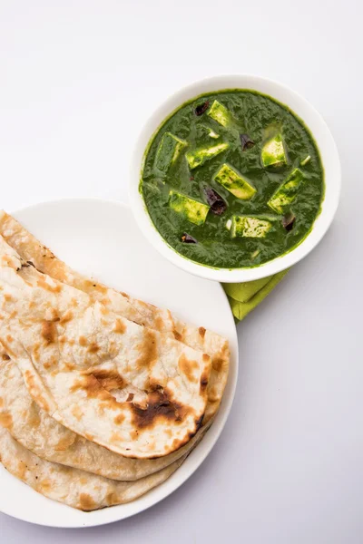 Palak paneer con pan indio o roti o chapati o naan —  Fotos de Stock