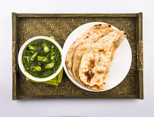 Paneer palak com pão indiano ou roti ou chapati ou naan — Fotografia de Stock