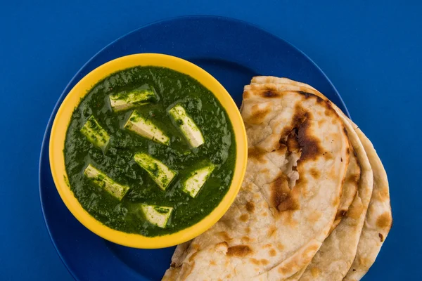 Palak paneer with indian bread or roti or chapati or naan — Stock Photo, Image