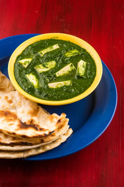 Palak paneer with indian bread or roti or chapati or naan — Stock Photo, Image