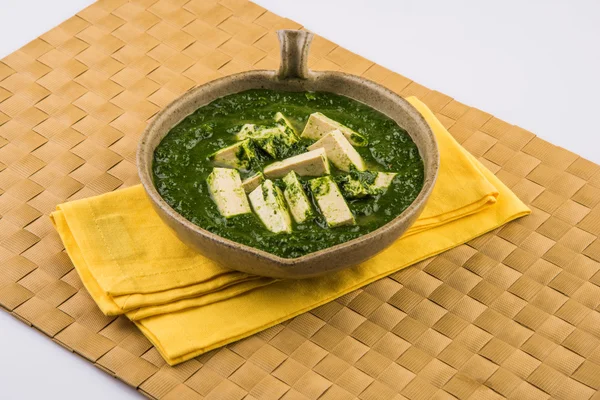 Palak Paneer, インド料理ほうれん草とインドのカッテージチーズカレー - ライスとロティ/チャパティ/インドパン/プルカ/ パラサ、孤立したおかず — ストック写真