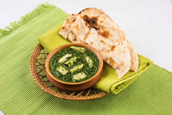 Palak paneer con pan indio o roti o chapati o naan —  Fotos de Stock