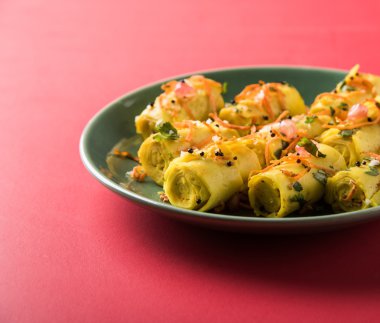 Khandvi veya suralichya vadya, seçici odak denilen Hint gram un Aperatif snack