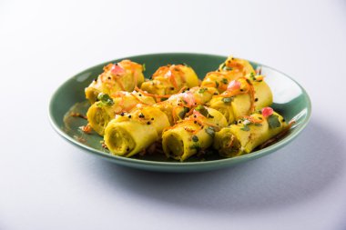 Khandvi veya suralichya vadya, seçici odak denilen Hint gram un Aperatif snack