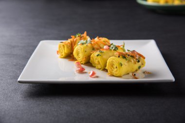 Khandvi veya suralichya vadya, seçici odak denilen Hint gram un Aperatif snack