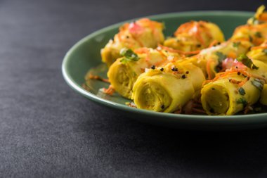 Khandvi veya suralichya vadya, seçici odak denilen Hint gram un Aperatif snack