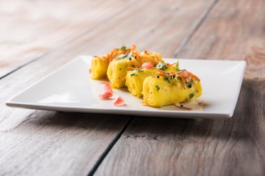 Khandvi veya suralichya vadya, seçici odak denilen Hint gram un Aperatif snack