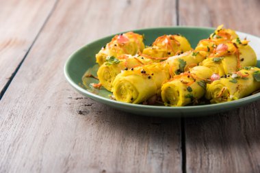 Khandvi veya suralichya vadya, seçici odak denilen Hint gram un Aperatif snack