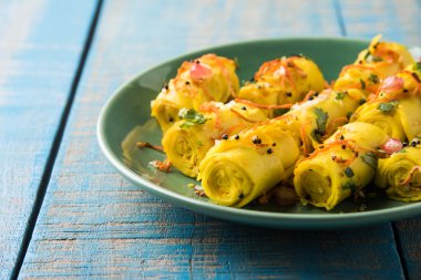 Khandvi veya suralichya vadya, seçici odak denilen Hint gram un Aperatif snack