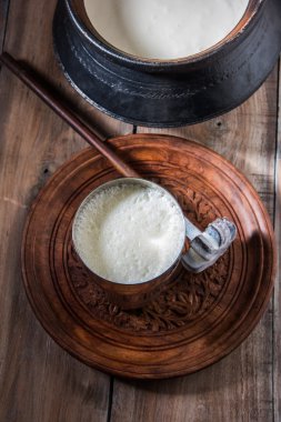 Hint tatlı Lassi süt, lor, şeker ve tuz buz küpleri, jumbo çelik bardakta servis ile karışık oluşan geleneksel toprak kap içinde hazırlanan