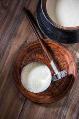 Hint tatlı Lassi süt, lor, şeker ve tuz buz küpleri, jumbo çelik bardakta servis ile karışık oluşan geleneksel toprak kap içinde hazırlanan