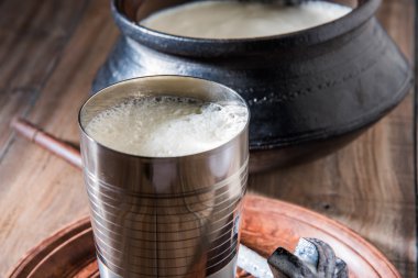 Hint tatlı Lassi süt, lor, şeker ve tuz buz küpleri, jumbo çelik bardakta servis ile karışık oluşan geleneksel toprak kap içinde hazırlanan