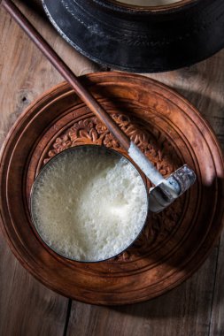 Hint tatlı Lassi süt, lor, şeker ve tuz buz küpleri, jumbo çelik bardakta servis ile karışık oluşan geleneksel toprak kap içinde hazırlanan