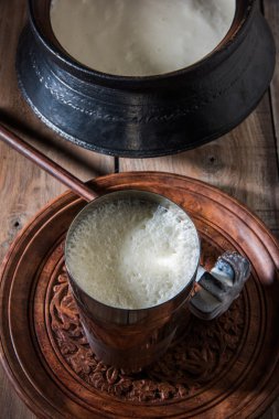 Hint tatlı Lassi süt, lor, şeker ve tuz buz küpleri, jumbo çelik bardakta servis ile karışık oluşan geleneksel toprak kap içinde hazırlanan