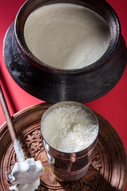 Hint tatlı Lassi süt, lor, şeker ve tuz buz küpleri, jumbo çelik bardakta servis ile karışık oluşan geleneksel toprak kap içinde hazırlanan