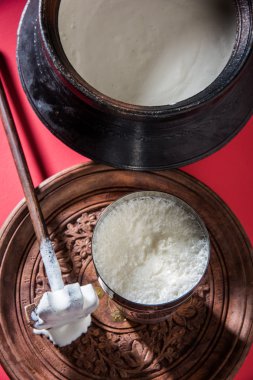 Hint tatlı Lassi süt, lor, şeker ve tuz buz küpleri, jumbo çelik bardakta servis ile karışık oluşan geleneksel toprak kap içinde hazırlanan