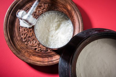 Hint tatlı Lassi süt, lor, şeker ve tuz buz küpleri, jumbo çelik bardakta servis ile karışık oluşan geleneksel toprak kap içinde hazırlanan