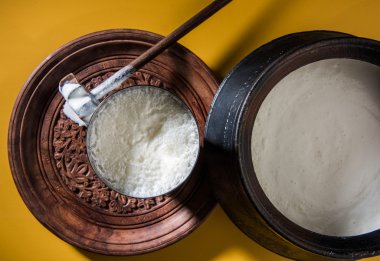 Hint tatlı Lassi süt, lor, şeker ve tuz buz küpleri, jumbo çelik bardakta servis ile karışık oluşan geleneksel toprak kap içinde hazırlanan