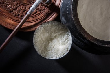 Hint tatlı Lassi süt, lor, şeker ve tuz buz küpleri, jumbo çelik bardakta servis ile karışık oluşan geleneksel toprak kap içinde hazırlanan