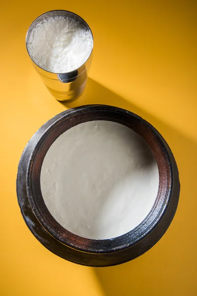 Ινδική γλυκό Λάσση αποτελείται από γάλα, πηγμένο γάλα για τυρί, ζάχαρη και αλάτι αναμιγνύεται με παγάκια, σερβίρεται σε ένα ποτήρι jumbo χάλυβα, παρασκευάζονται στο παραδοσιακό πήλινο δοχείο — Φωτογραφία Αρχείου