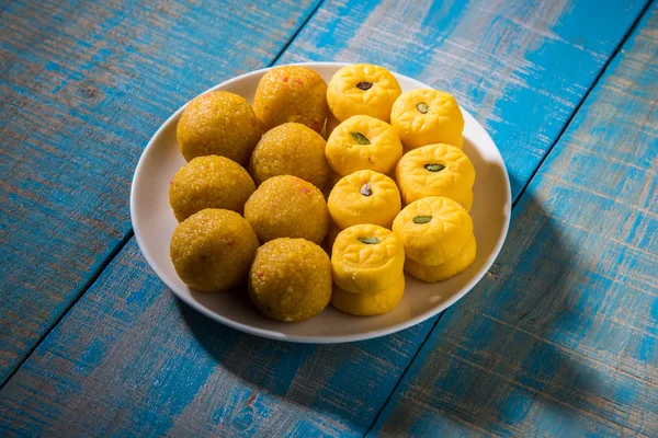 印度甜点本迪 laddu 或 motichur laddu 和凯萨尔 pedha 或佩拉 — 图库照片