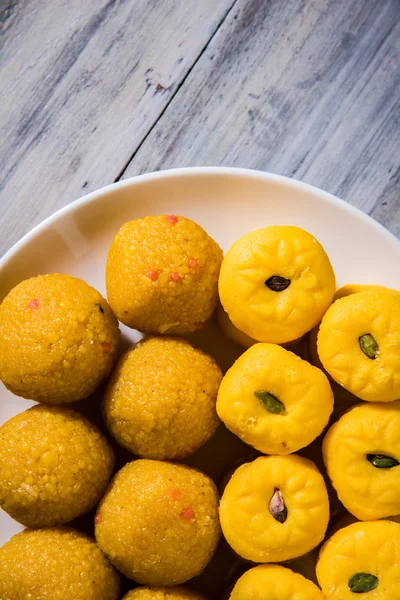 Doce indiano bundi laddu ou motichur laddu e kesar pedha ou pera — Fotografia de Stock