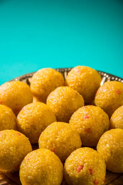 印度甜点本迪 laddu 或 motichur laddu 或 motichoor laddu，选择性焦点 — 图库照片