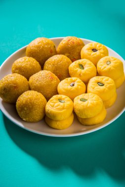 Hint tatlılar bundi laddu veya motichur laddu ve Alman pedha ya da pera