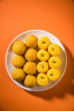 Hint tatlılar bundi laddu veya motichur laddu ve Alman pedha ya da pera