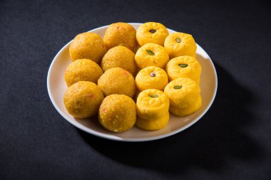 Hint tatlılar bundi laddu veya motichur laddu ve Alman pedha ya da pera