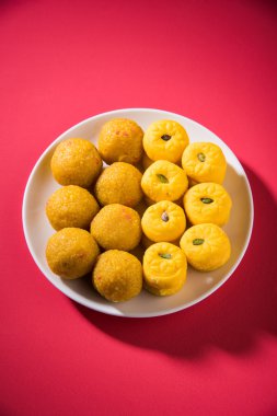 Hint tatlılar bundi laddu veya motichur laddu ve Alman pedha ya da pera