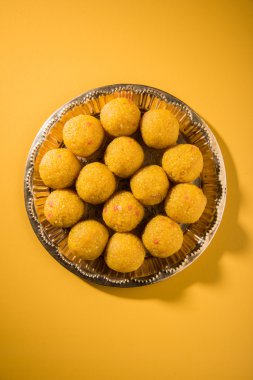 Hint tatlı bundi laddu veya motichur laddu yığını kırmızı bir kapta, seçici odak yığılmış