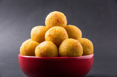 Hint tatlı bundi laddu veya motichur laddu yığını kırmızı bir kapta, seçici odak yığılmış