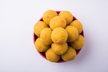 Hint tatlı bundi laddu veya motichur laddu yığını kırmızı bir kapta, seçici odak yığılmış