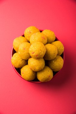 Hint tatlı bundi laddu veya motichur laddu yığını kırmızı bir kapta, seçici odak yığılmış