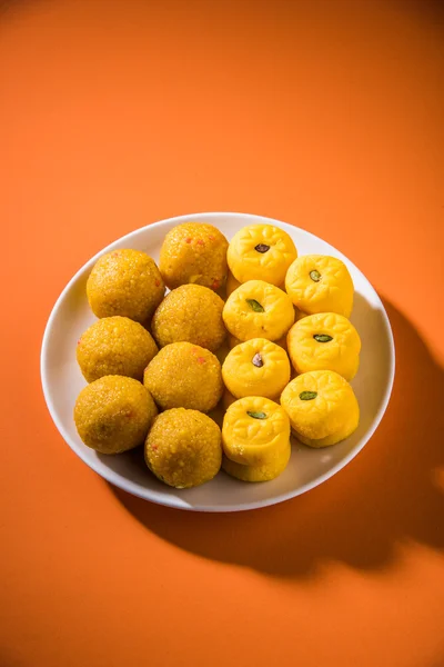 Ινδική ζαχαρωτών Μπούντι laddu ή motichur laddu και kesar pedha ή πέρα — Φωτογραφία Αρχείου